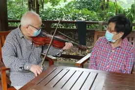 78岁爹爹每天拉响爱的协奏曲，老伴是他最忠实的听众图片