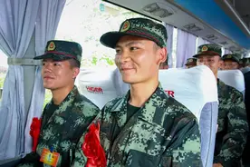 武警四川省总队首批新兵入营 将进行为期3个月的军事政治强化训练图片