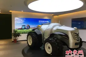 中国首台5G无人驾驶拖拉机亮相 可24小时待命图片