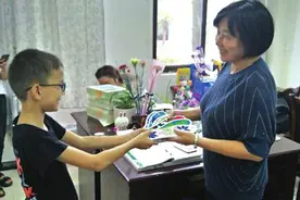 一份温暖的礼物 安州小学生缝制鞋垫送恩师图片