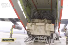 运-20首次装运重型装备出国参演图片