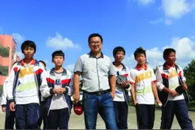 山村教师一条腿撑起课堂图片