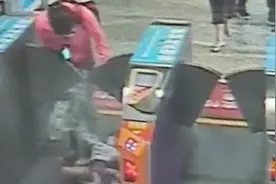 视频｜女童过地铁闸机被夹翻，家长带孩子进站一定要这么做图片