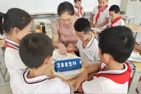这位老师不一般，专职体育老师跨界成多学科“全能手”图片
