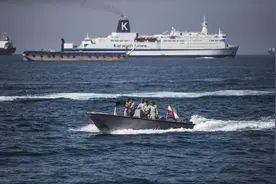 伊朗在霍尔木兹海峡附近举行年度军演图片