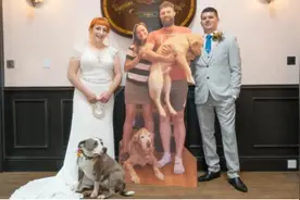 国外新婚夫妇制作人形立牌代替宾客参加婚礼图片