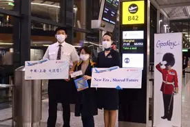 东航“进博号”飞机全球飞 外国网友蹲守机场只为一览“芳容”图片