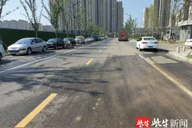 马路变成“大花脸”，原来是工程车没“洗澡”就上路图片