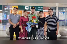 真暖！千里迎接退伍弟弟全家有仪式感：以前也会给家人惊喜视频封面