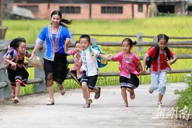 通道“全能女老师”只身撑起山村小学图片
