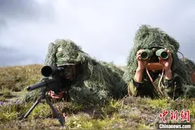 西藏军区狙击手在4500米高原演练，穿吉利服全身伪装图片