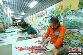 广西临桂五通农民画：洗净泥手拿起画笔 画作销东盟图片