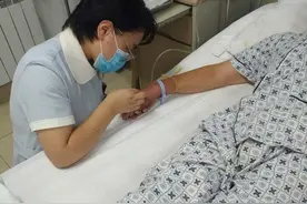 情报站｜这姿势真美！济南一护士跪地打针，真情服务感动患者图片