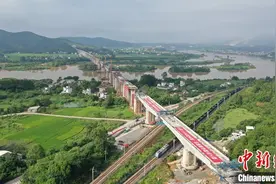 赣深高铁柳城东江特大桥两大巨型连续梁成功转体图片