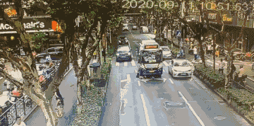 杭州新华路上感人30秒！女子被压车下，周围的人一呼百应，抬车图片