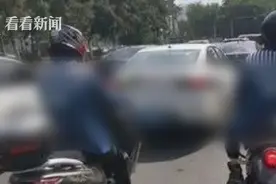 两男子穿“囚服”骑摩托炸街被行拘 专家：高仿的衣服也违法图片