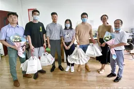 毕业生不忘母校恩，教师节送创业产品给恩师图片