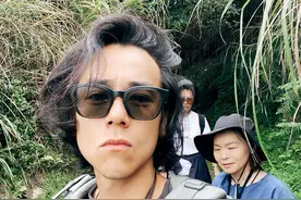 彭于晏与好友出游晒“直男自拍”懒理新角色争议图片