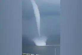 辽宁大连东港海岸边出现“龙吸水”，暴雨橙色预警生效中视频封面