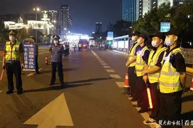 城管交警夜查，一水泥搅拌车超载7吨，面临2000元罚款图片