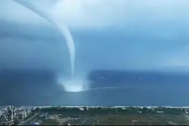 刚刚，大连东港海域出现“龙吸水”景象图片