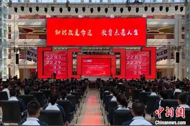 燕宝基金会十年为22万余名学子捐赠22.83亿元奖学金图片