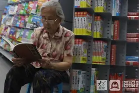 84岁奶奶仍每天坚持读书，只想与他在书中“重逢”图片