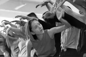 杨丽萍年轻时究竟有多美？牵牛、压腿、排练、吃糖葫芦、缝补裙子···图片