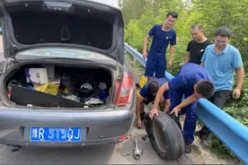高速公路上偶遇抛锚车辆 消防员摇身变成“修车工”图片