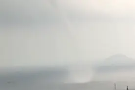 场面壮观！大连近海现“龙吸水”，水柱连天直插云霄图片