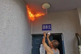 顺义这小区楼门上，竟盘踞着马蜂窝图片