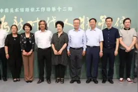 中国美术馆为优秀教师代表塑像图片