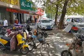 济南岔路街桌子板凳摆上人行道，市民：太影响市容了图片