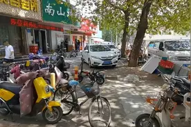 济南岔路街桌子板凳摆上人行道，市民：太影响市容了图片
