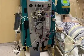 夜宵吃了顿烧烤，女子剧痛难忍，抽出几大袋牛奶血！医生：死亡率30%图片