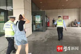 没带头盔摔破头，骑车人自责，不该图省事图片