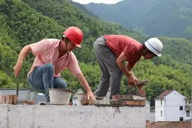 “土师傅”盖楼、建材将就、改建无章……农村自建房为何“野蛮生长”？丨睡前聊一会儿图片