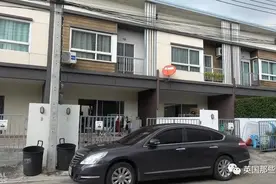 泰国少年边刷手机边蹲马桶，没想到被一条蛇咬住了〇〇…啊这…图片
