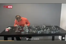 厉害了！小伙用200多盒订书钉搭建重庆城图片