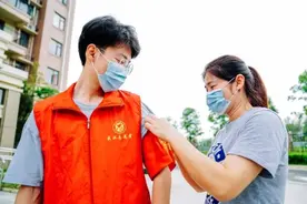 防疫志愿者中的“母子兵”：儿子高考617分 母亲是穿梭江城的网约车司机图片