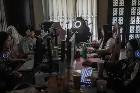 穿JK裙、撸猫、深夜直播……她们是职业游戏电竞的“花木兰”图片