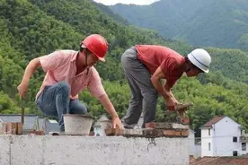 睡前聊一会儿丨“土师傅”盖楼、建材将就、改建无章……农村自建房为何“野蛮生长”？图片