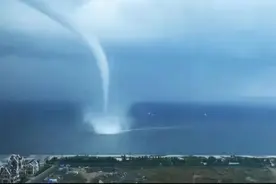 奇观！辽宁这里出现“龙吸水”，巨大水柱连接海天图片