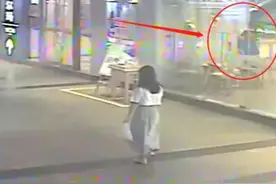 顺手牵羊不算偷？一女子拿走别人上万元的财物，毫无归还之意图片