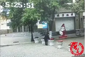 采花大妈，你的不文明行为已被拍下 管理部门：保留追究其责任的权利图片