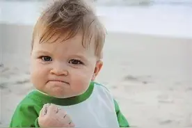 太爱美闯的祸 00后漂亮姑娘坐着轮椅被推来医院……图片