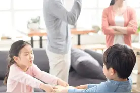 大宝和二宝争宠，爸爸妈妈要如何“一碗水端平”图片