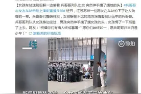 女孩车站送别后躲一边偷看 兵哥哥列队出发 突然伸手摸了摸她的头图片