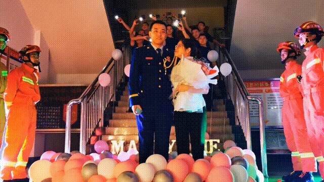 消防站里求婚！诸暨这个消防员太不容易了！中途又出警……图片