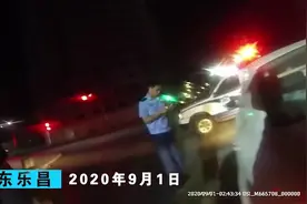 怎么回事？司机在红绿灯路口熟睡，警察破窗还浑然不知图片